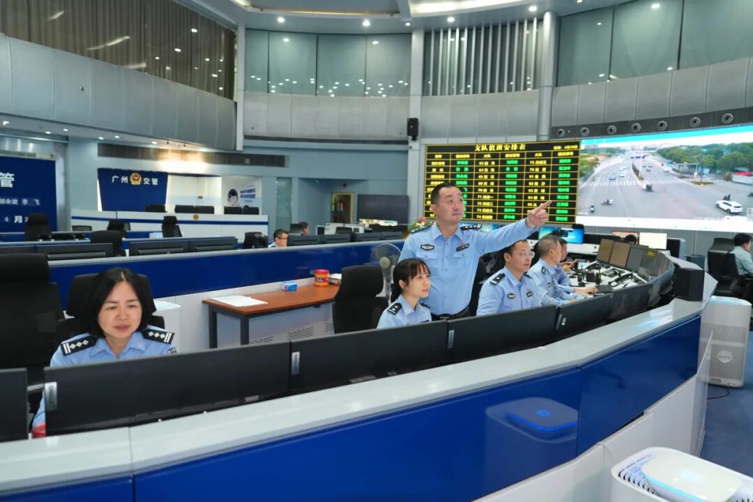 连日来，广东交警统筹指挥交通，科学调整信号灯配时。广东省公安厅供图