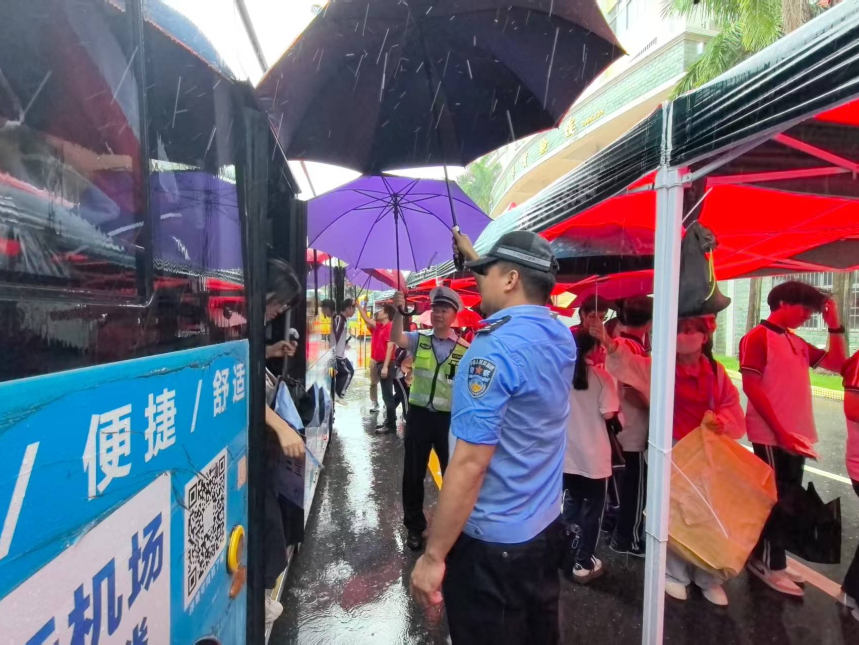 6月7日，江门开平，民辅警为高考生撑伞挡雨。江门市公安局供图