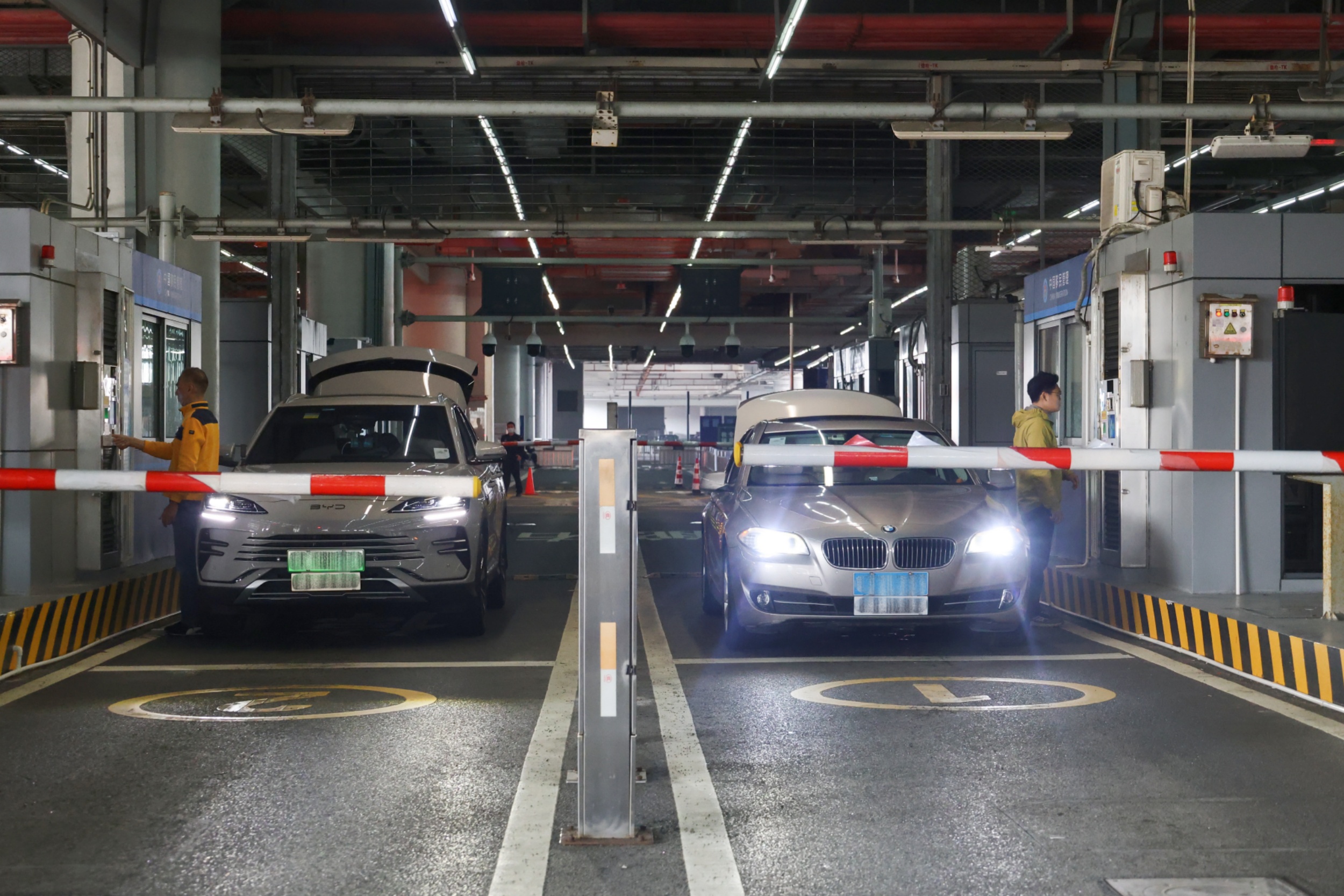 “粤车南下”车主经港珠澳大桥珠海公路口岸“一站式”通道出境(资料图)。黎钊德摄