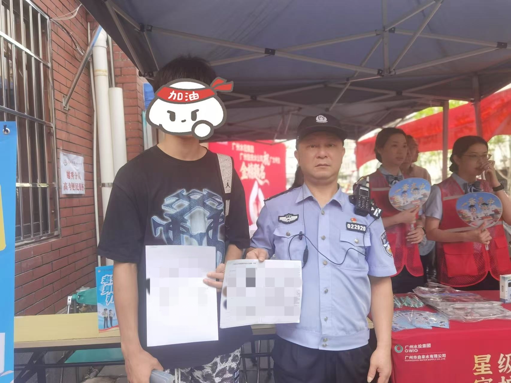 图为6月7日，广州市一名考生赴考途中发现身份证遗失，越秀区民警为他开具临时身份证明。广州市公安局供图
