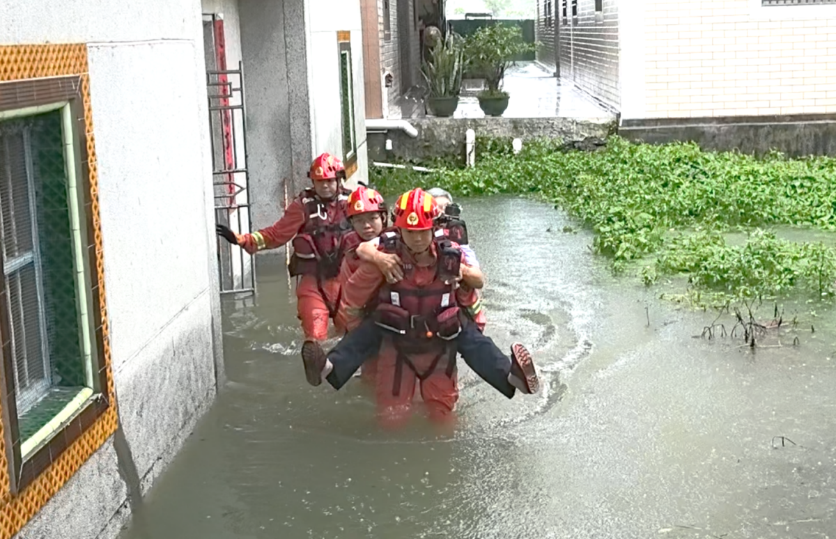 强降雨来袭，汕尾陆丰市一房屋进水，消防救援人员转移被困老人。陆丰市消防救援大队供图