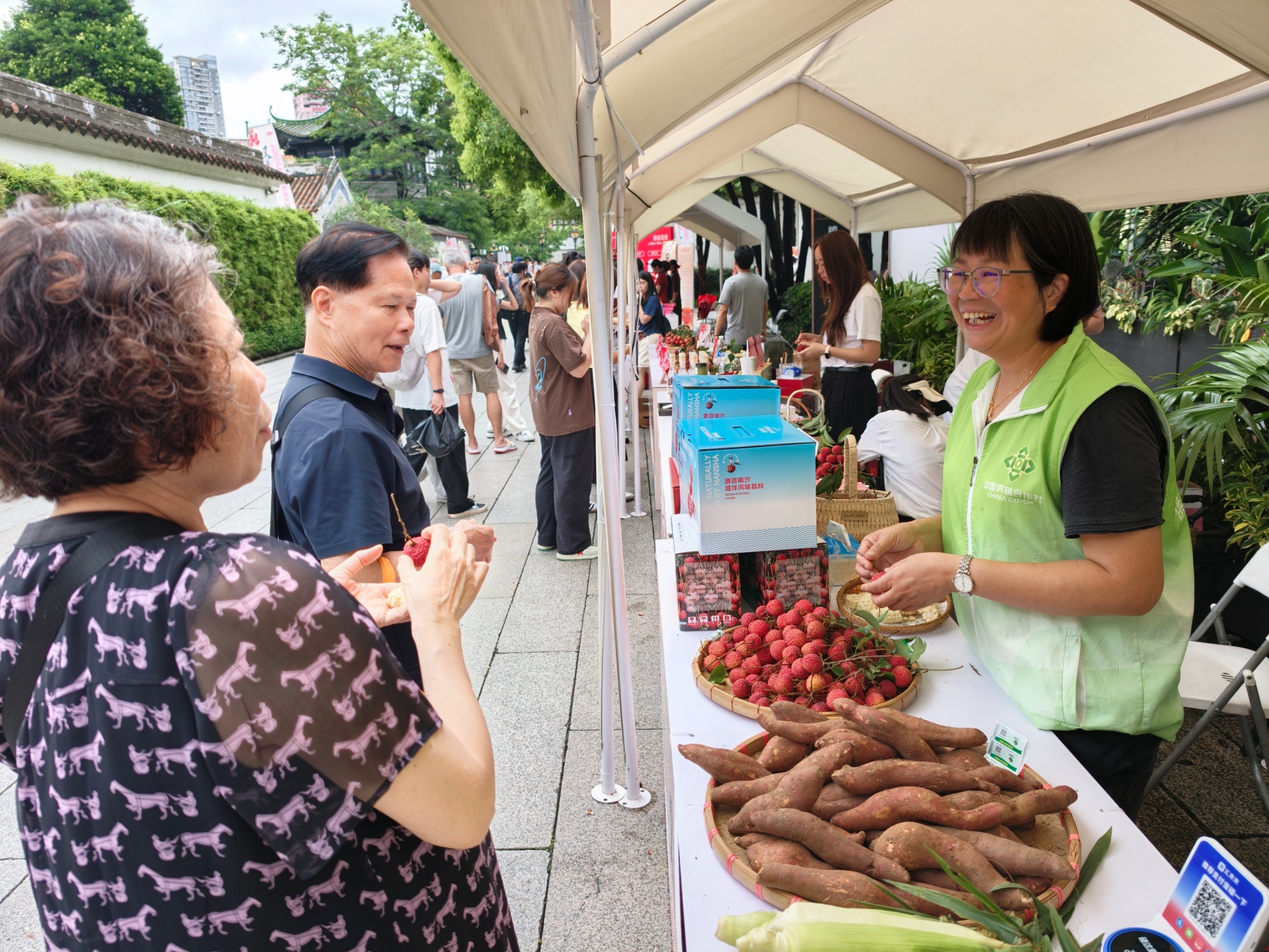 活动现场，市民游客品尝海洋风味荔枝。人民网记者 王雅蝶摄