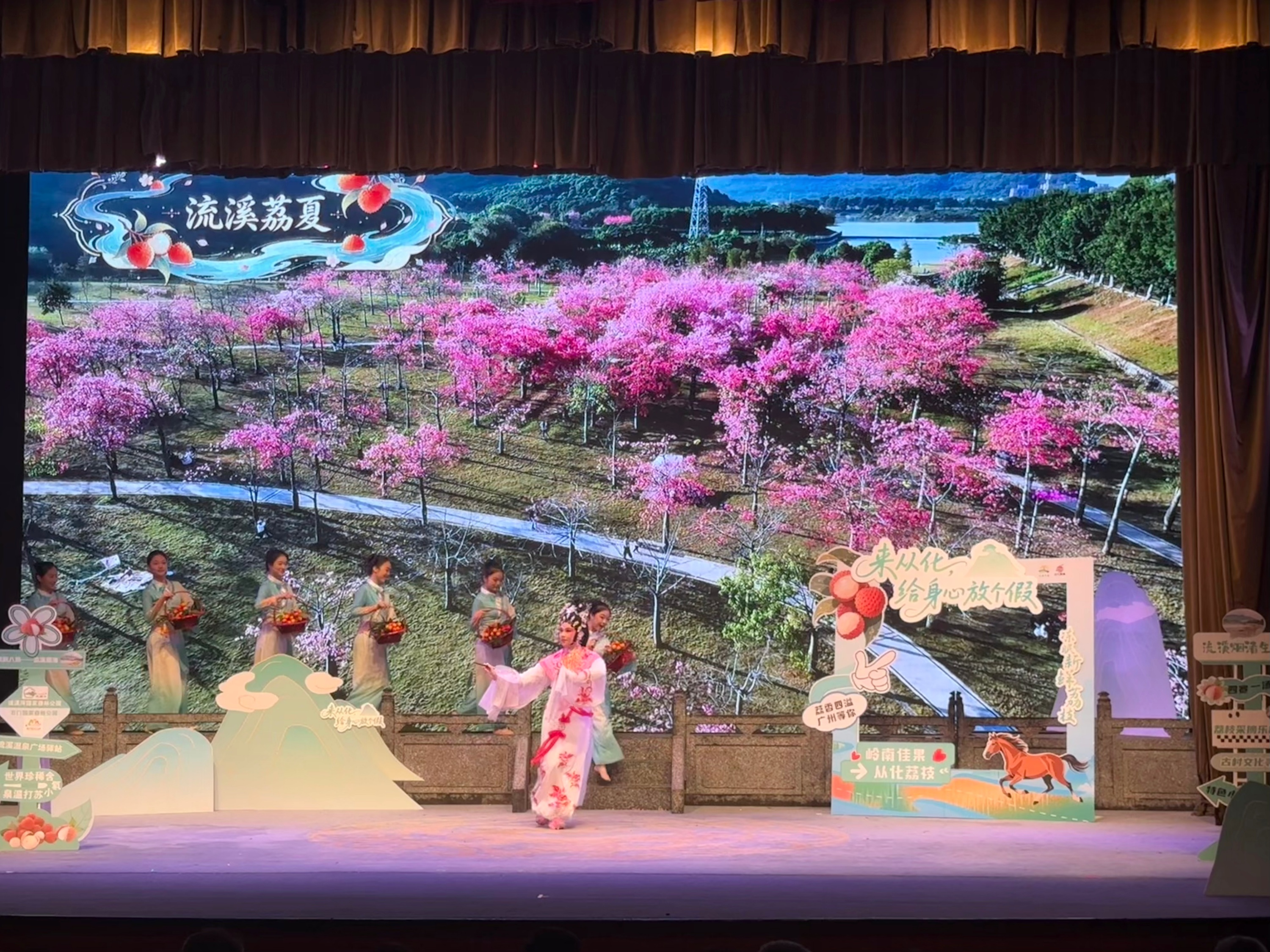 活动现场，由广州市从化区带来的粤曲《流溪荔夏》。实习生 马丽娅摄