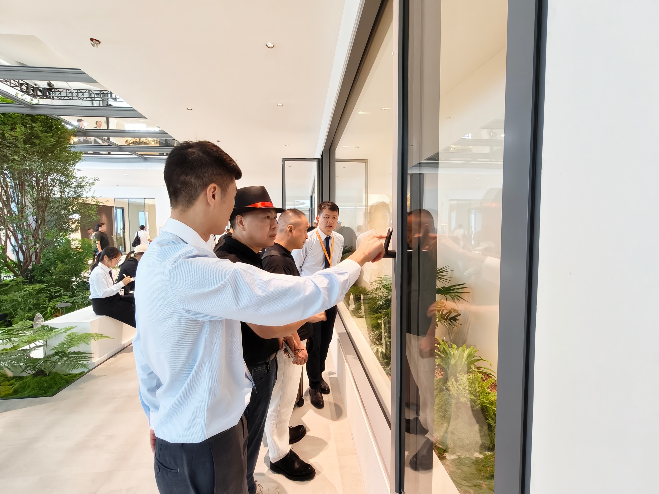 展会现场,中国州开观众了解内开窗商品。建博人民网记者 王雅蝶摄