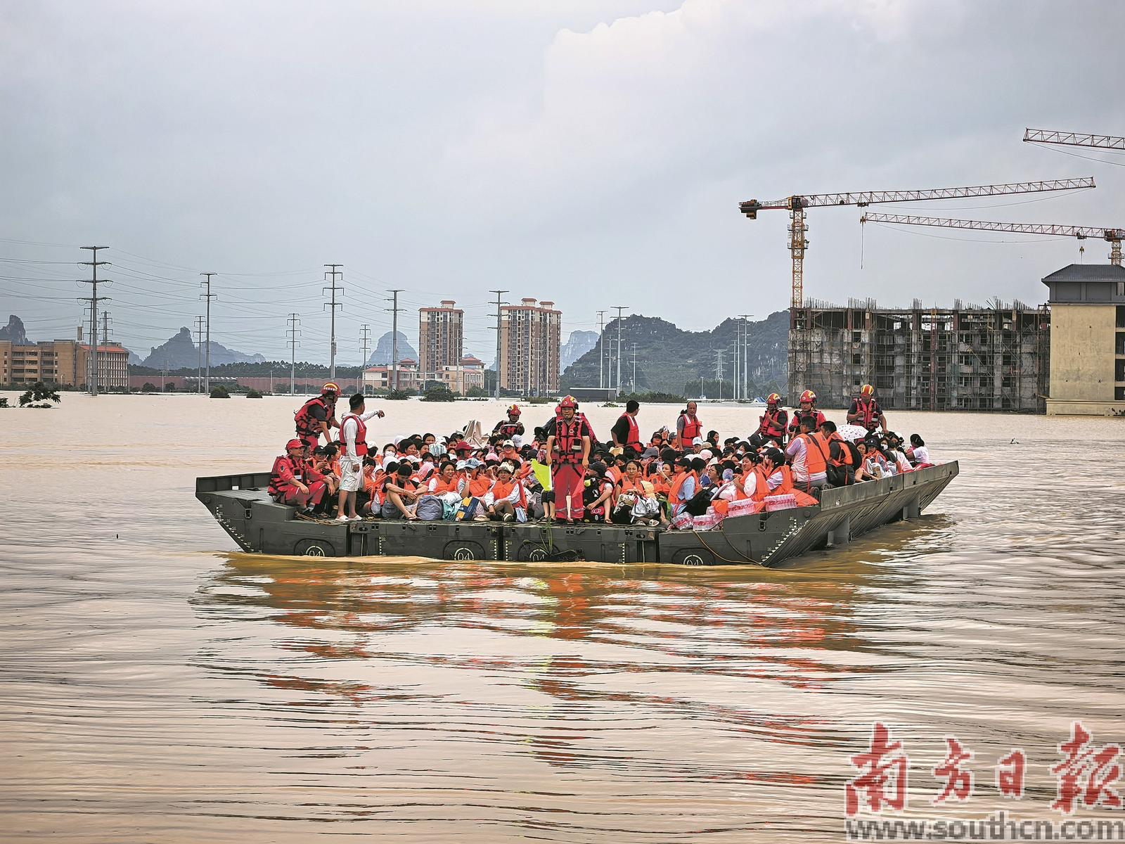 中国安能利用“救援航母”动力舟桥转运被困师生，广东蓝天救援队全程护航。受访者供图