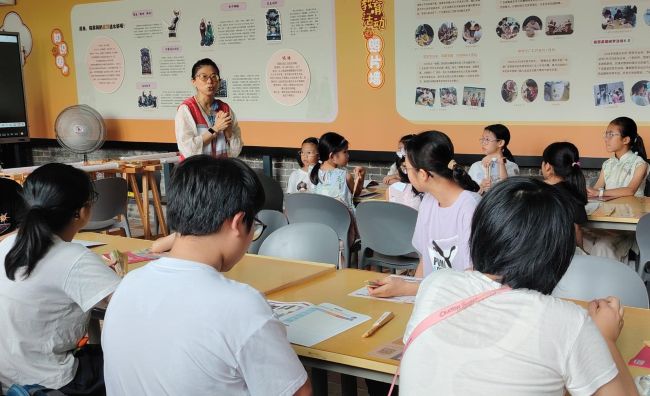 一针一线绘岭南,主讲老师为同学讲授广绣历史,带领小朋友体验广绣之美。人民网 杨健楠摄