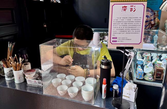 博物馆展厅内,广彩艺人正在现场创作。人民网 李昊洋摄