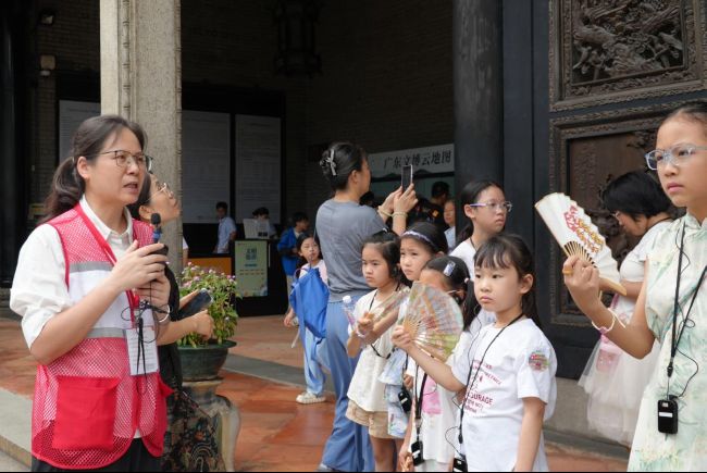 博物馆志愿讲解员向学生介绍陈家祠建筑工艺“七绝”,为非遗传承播下兴趣的种子。人民网 李舜摄