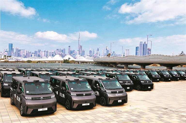 文远知行在迪拜的Robotaxi GXR车队。广州日报记者 周伟力摄