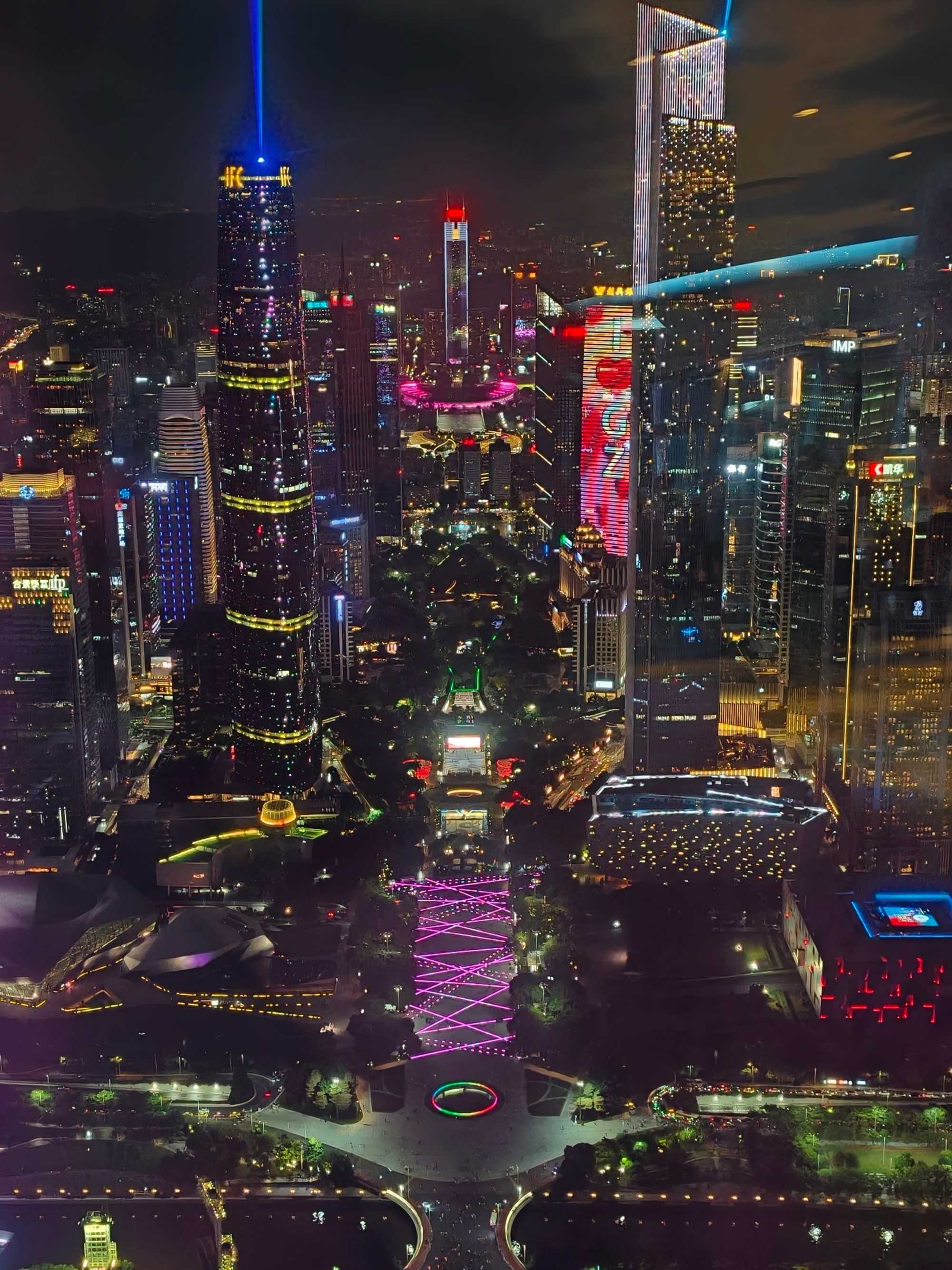 在广州塔眺望,花城广场夜色繁华。人民网记者 王雅蝶摄