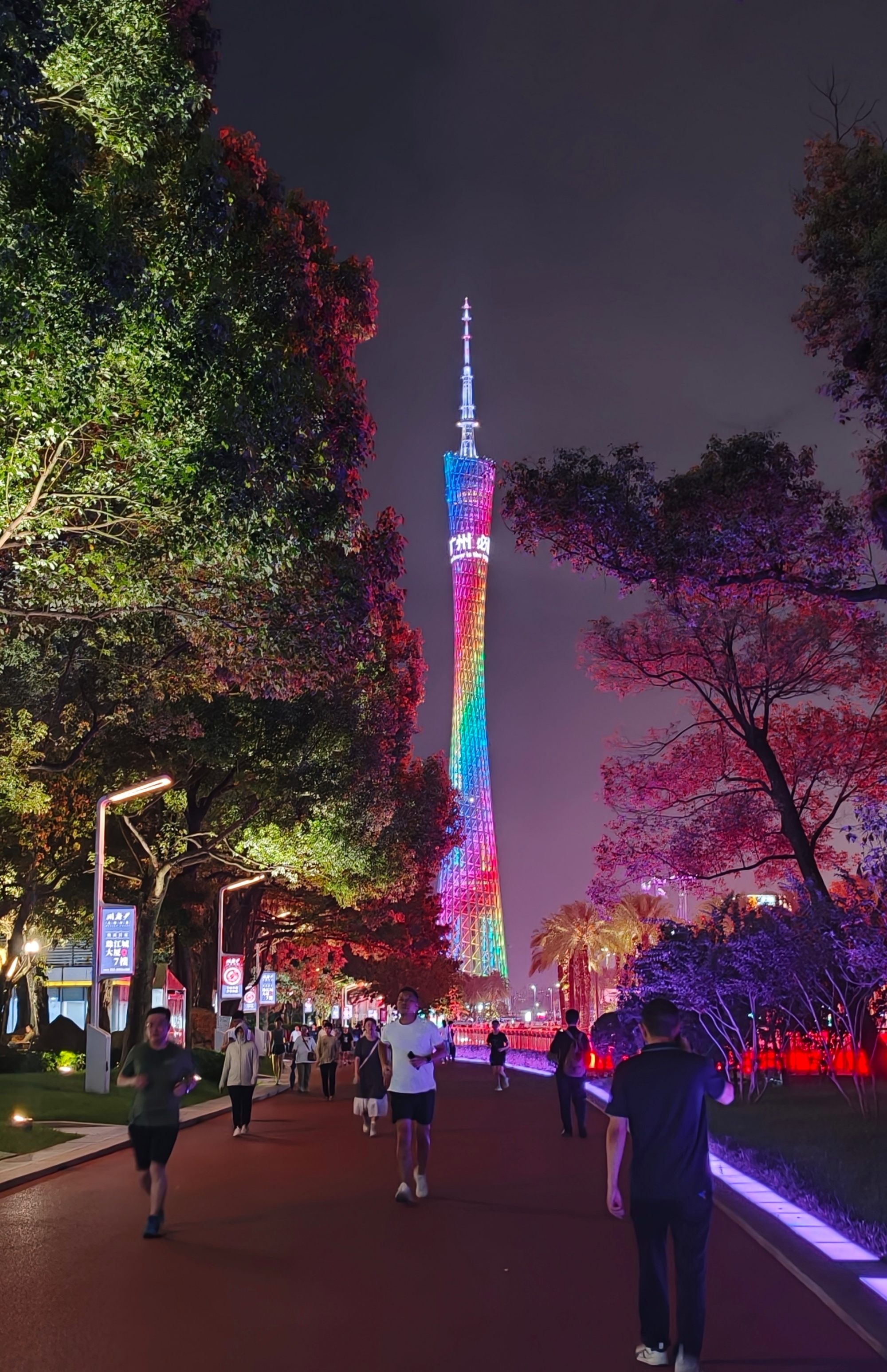 花城广场,市民游客在此散步、慢跑,享受夜生活。人民网记者 王雅蝶摄