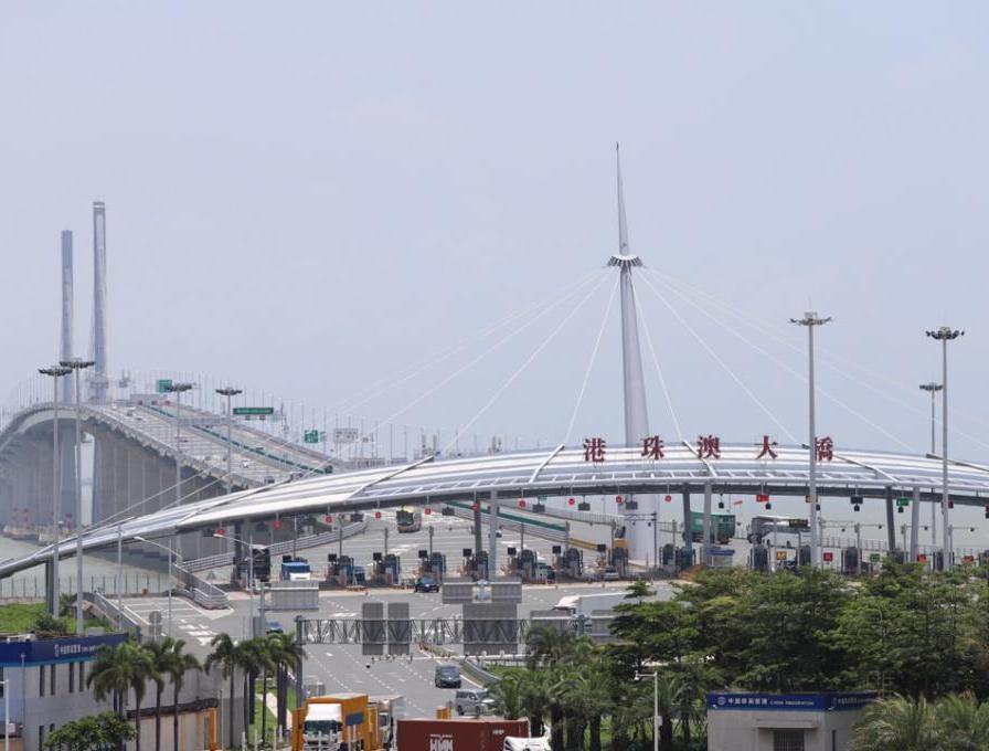 港珠澳大桥全长55公里，是唯一连通粤、港、澳三地的跨海大桥。人民网记者 王雅蝶摄