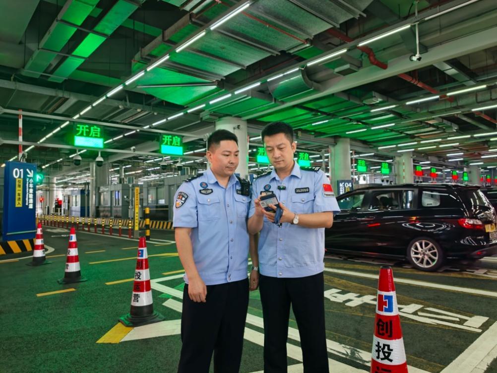 港珠澳大桥边检站执勤民警操作移动查验终端。人民网记者 王雅蝶摄