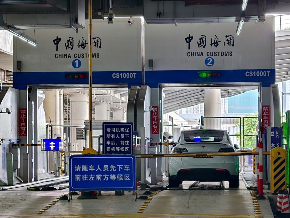 “港车北上”车辆驶入海关查验场，接受“顶照式”智能审图系统扫描。人民网记者 王雅蝶摄
