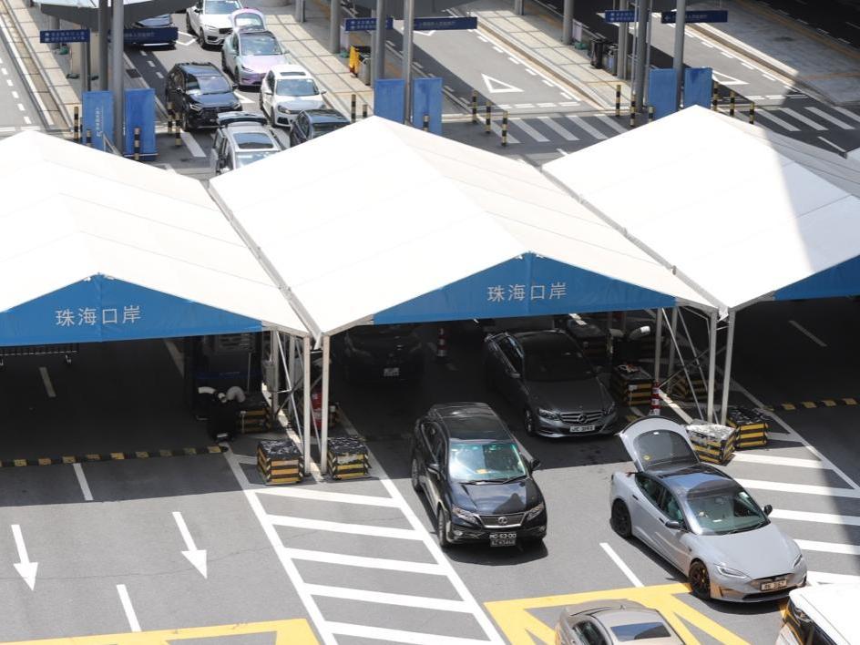 “港车北上”车辆经港珠澳大桥珠海公路口岸通关入境。人民网记者 王雅蝶摄