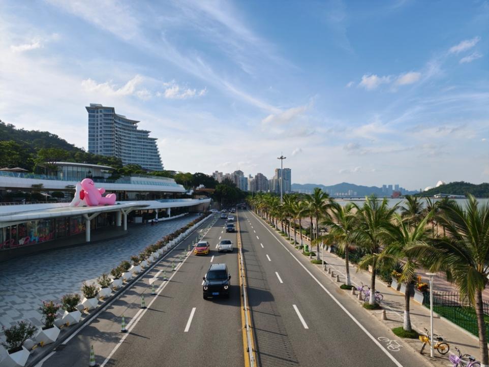 “港车北上”车辆在珠海沿海道路行驶，风景宜人。人民网记者 王雅蝶摄