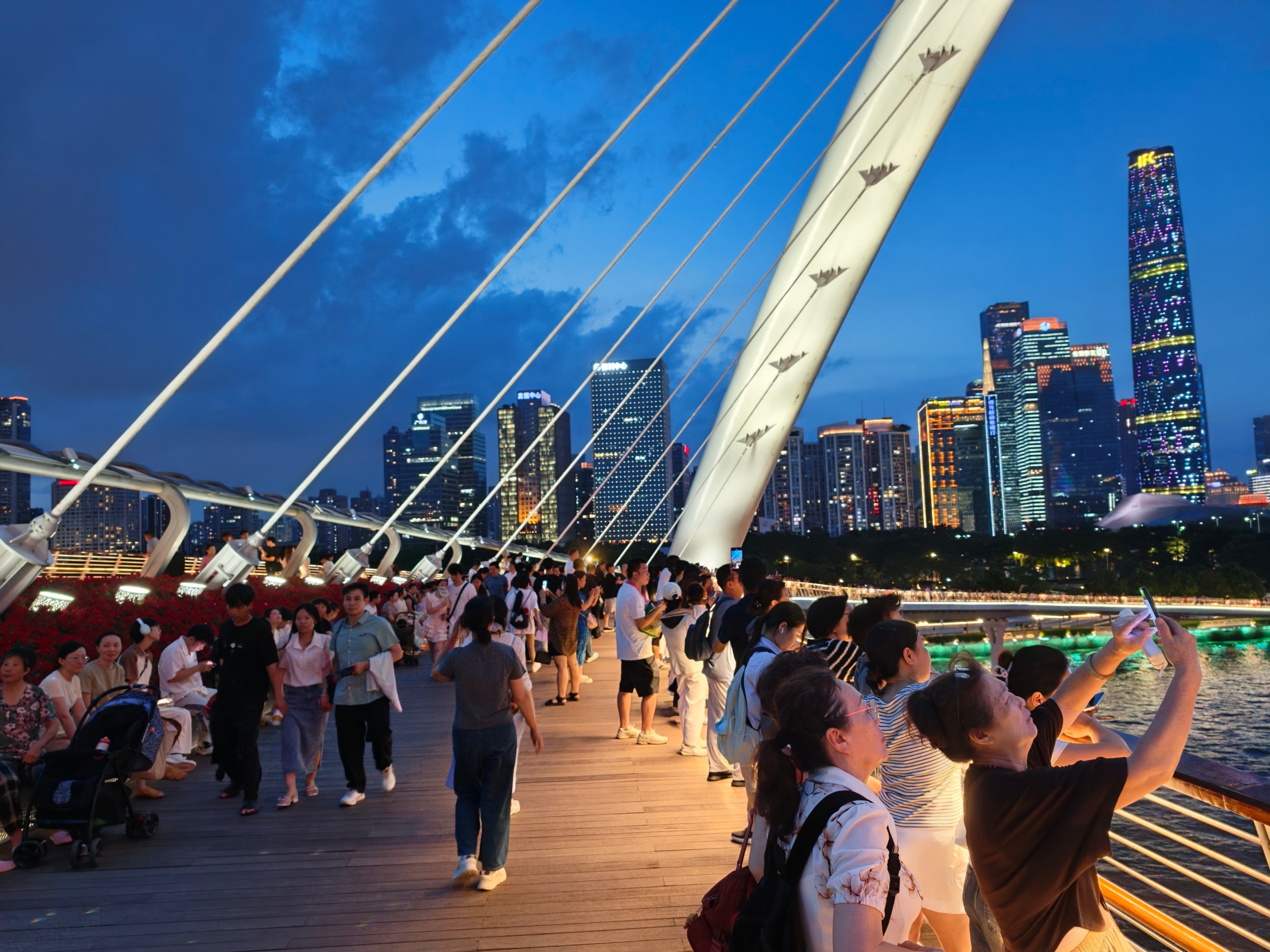 近日，广州海心桥上，美丽夜景吸引市民游客驻足拍照。人民网记者 王雅蝶摄