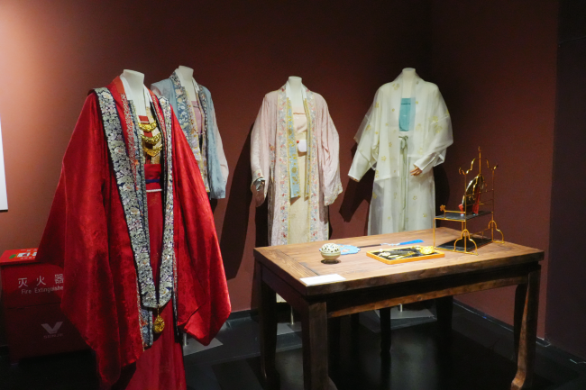 宋代女性服饰复原展品，搭配妆饰器物，还原宋代女子穿搭风貌。人民网 李舜摄