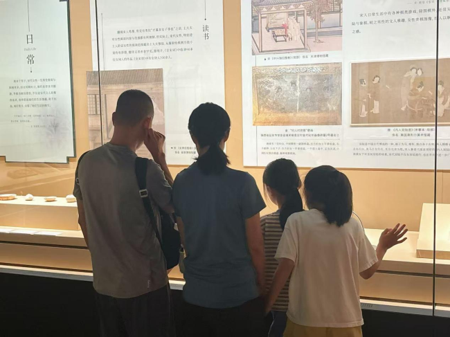 市民携孩子参观展览，一同了解宋金女性跳出闺阁、丰富多样的日常生活风貌。人民网 李舜摄