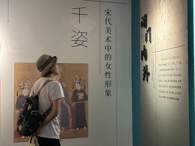 游客驻足观展，透过宋代古画，认识美术中的宋代女性风貌。人民网 李舜摄