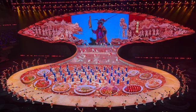 文体展演现场，展现茂名电白贝雕、特色美食等粤西本土民俗文化。人民网记者 李昊洋摄