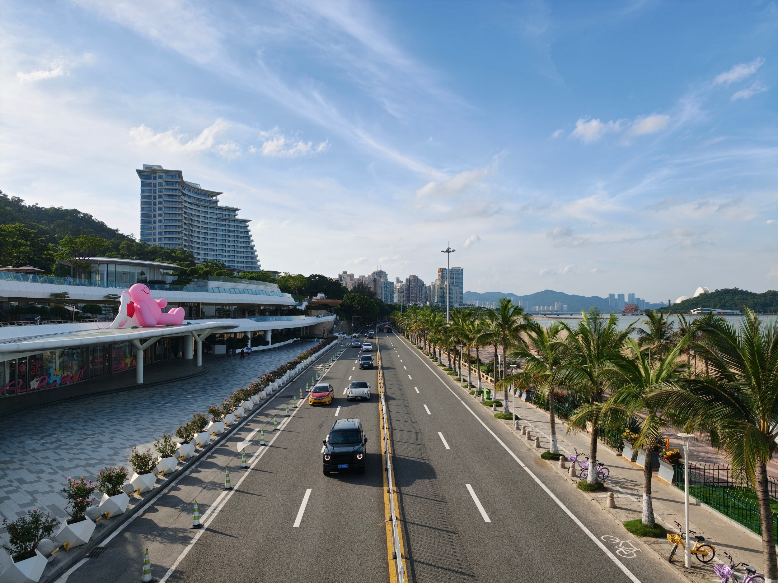 今年6月，“港车北上”车辆在珠海沿海道路行驶，风景宜人。人民网记者 王雅蝶摄