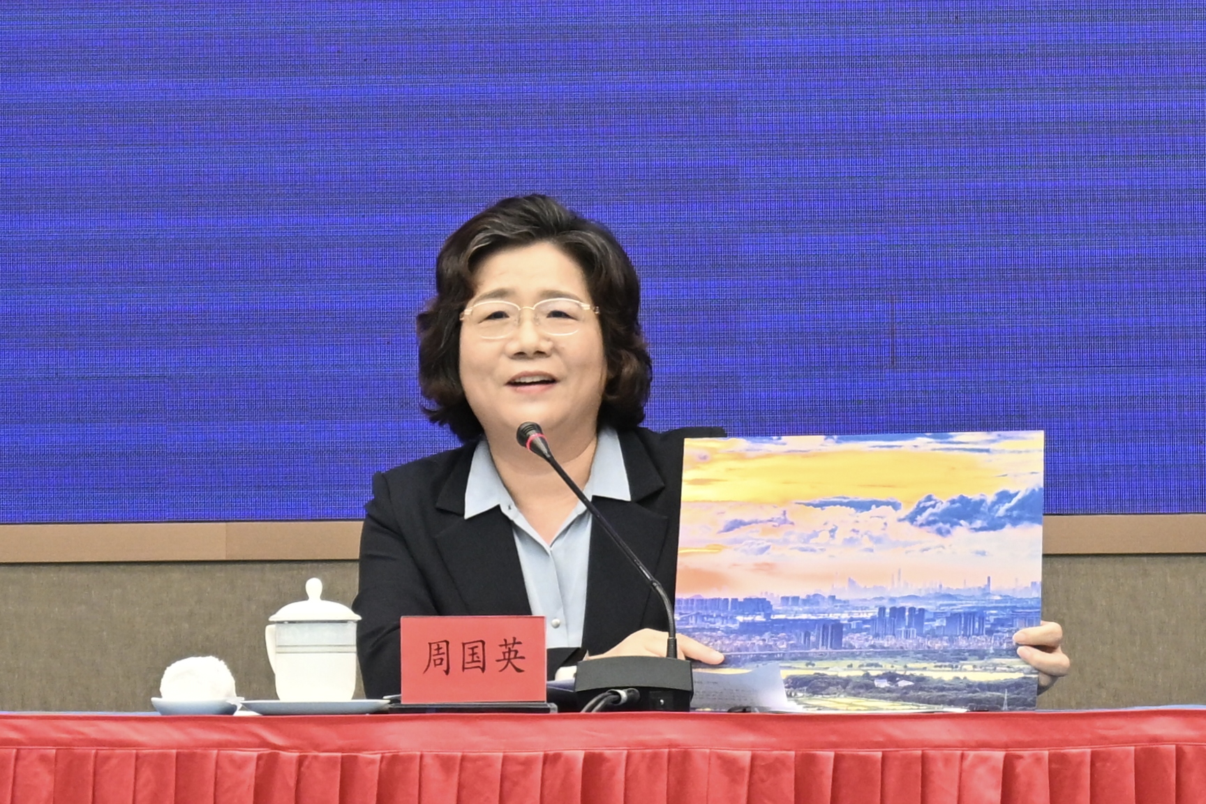 广东省生态环境厅副厅长周国英介绍“清澈对望”摄影作品。实习生 罗秋月摄