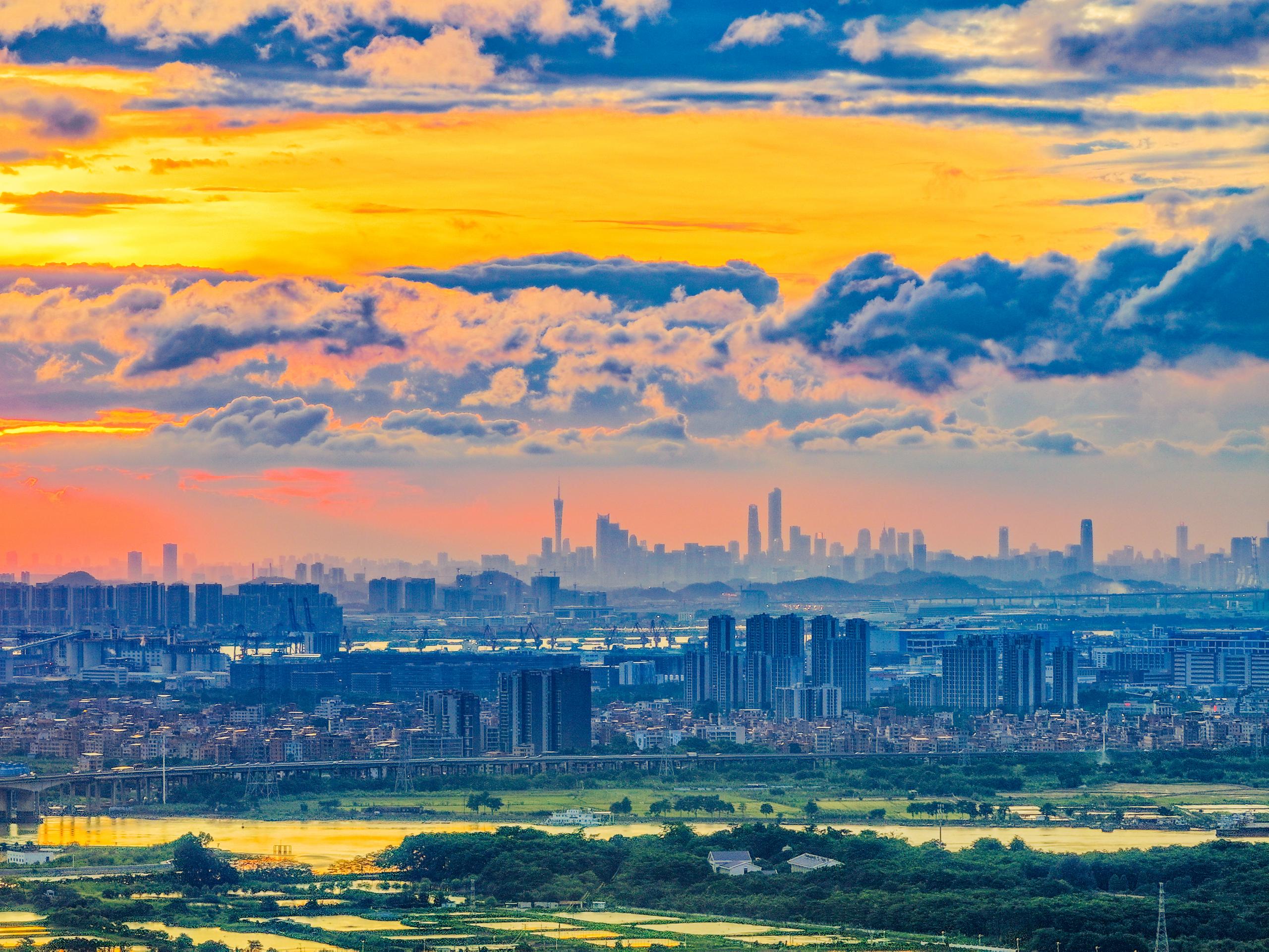 近日，一位摄影爱好者在东莞定格广州塔风景。广东省生态环境厅供图