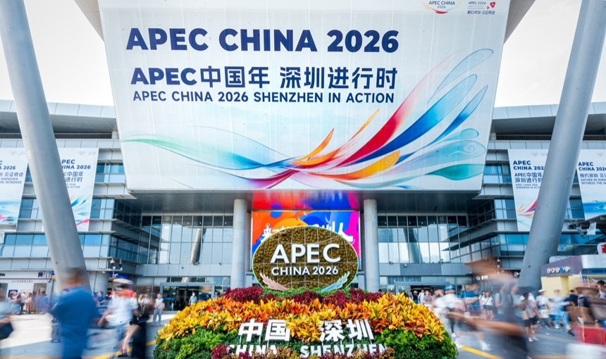 深圳湾口岸展示APEC巨幅海报，并摆放APEC主题花景。人民网记者 王星摄