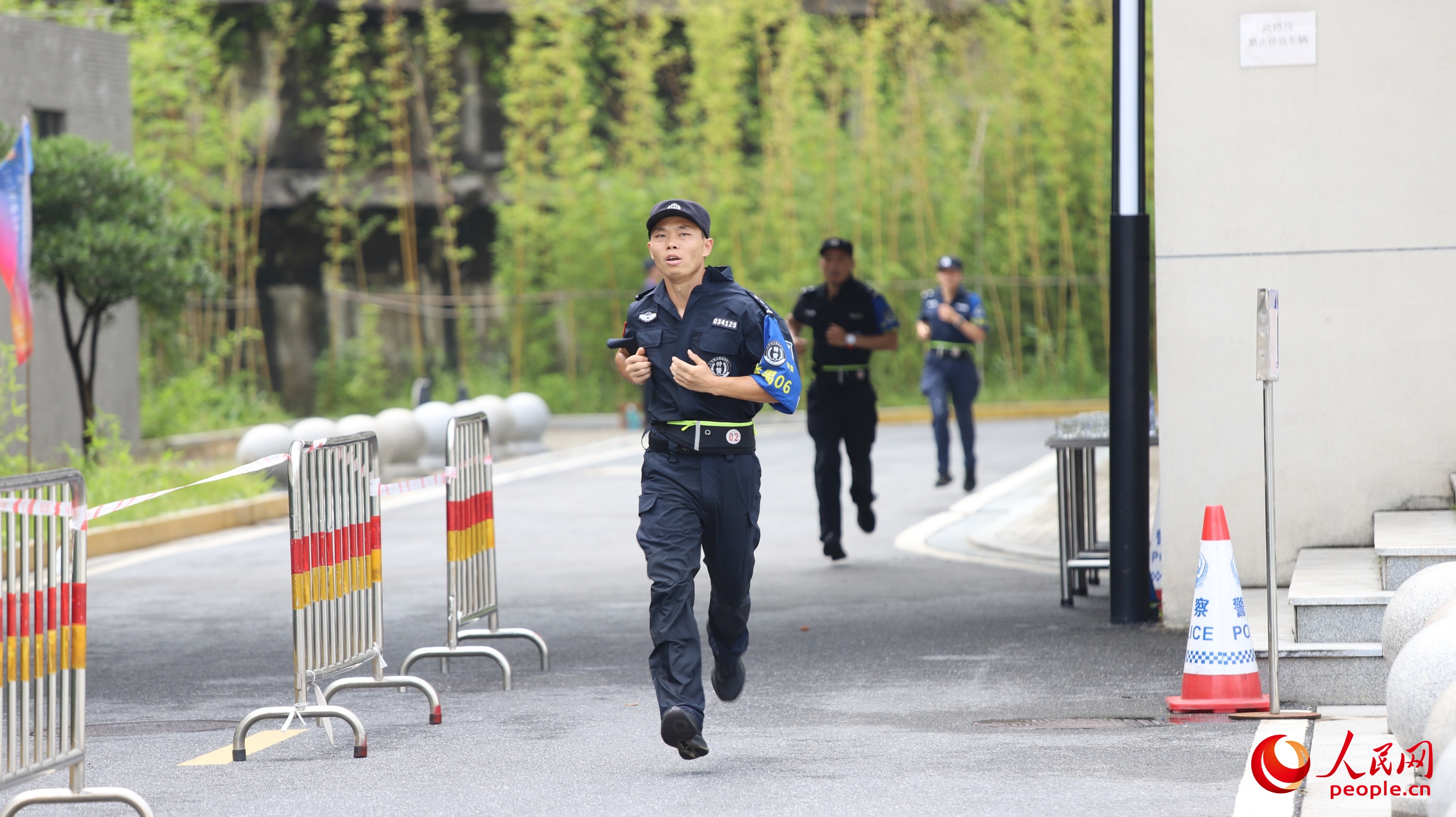 “特警勇士三项”比赛现场，选手们全力奔跑。实习生 马丽娅摄