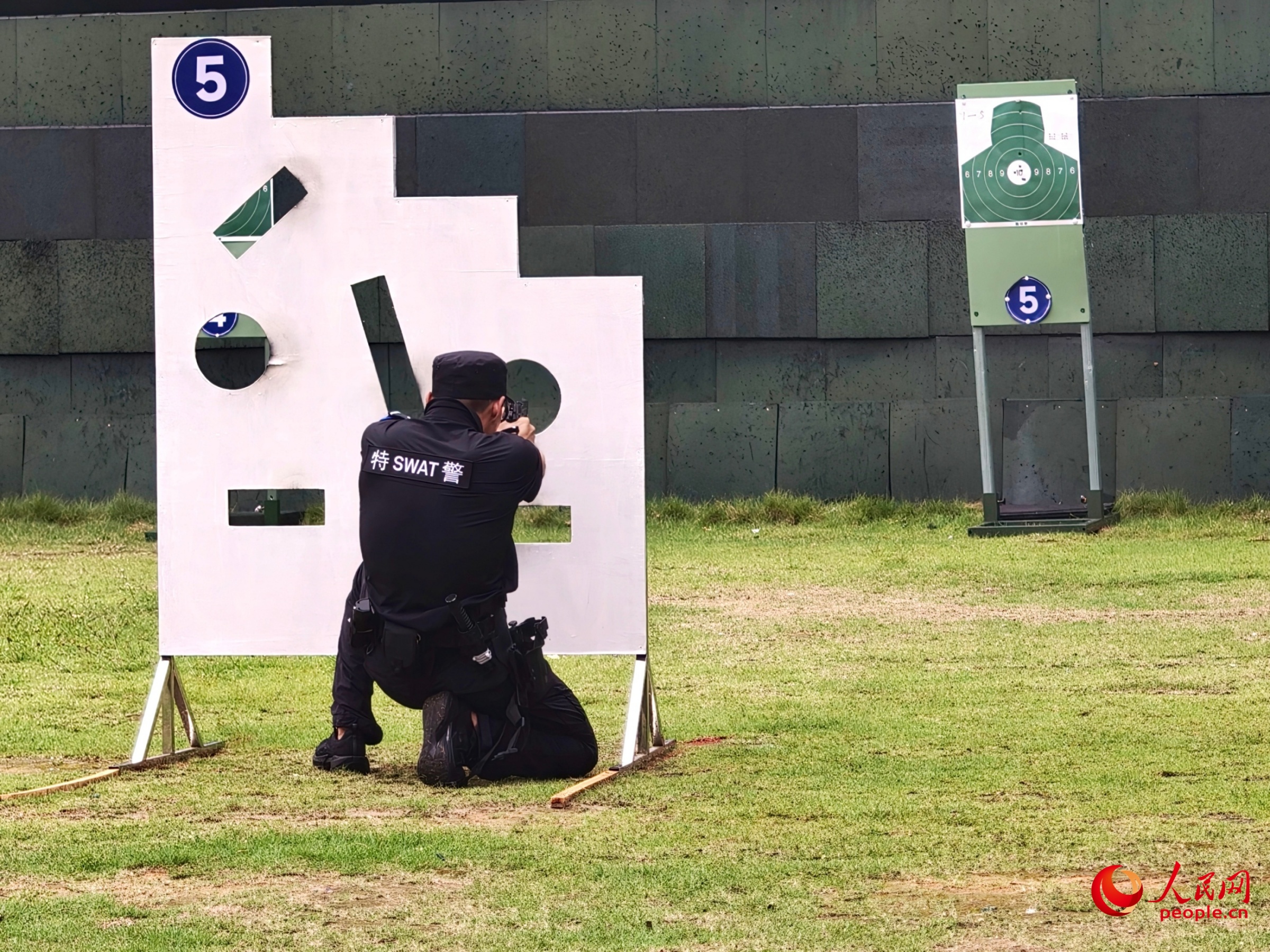 选手在枪弹射击比赛中。人民网记者 王雅蝶摄