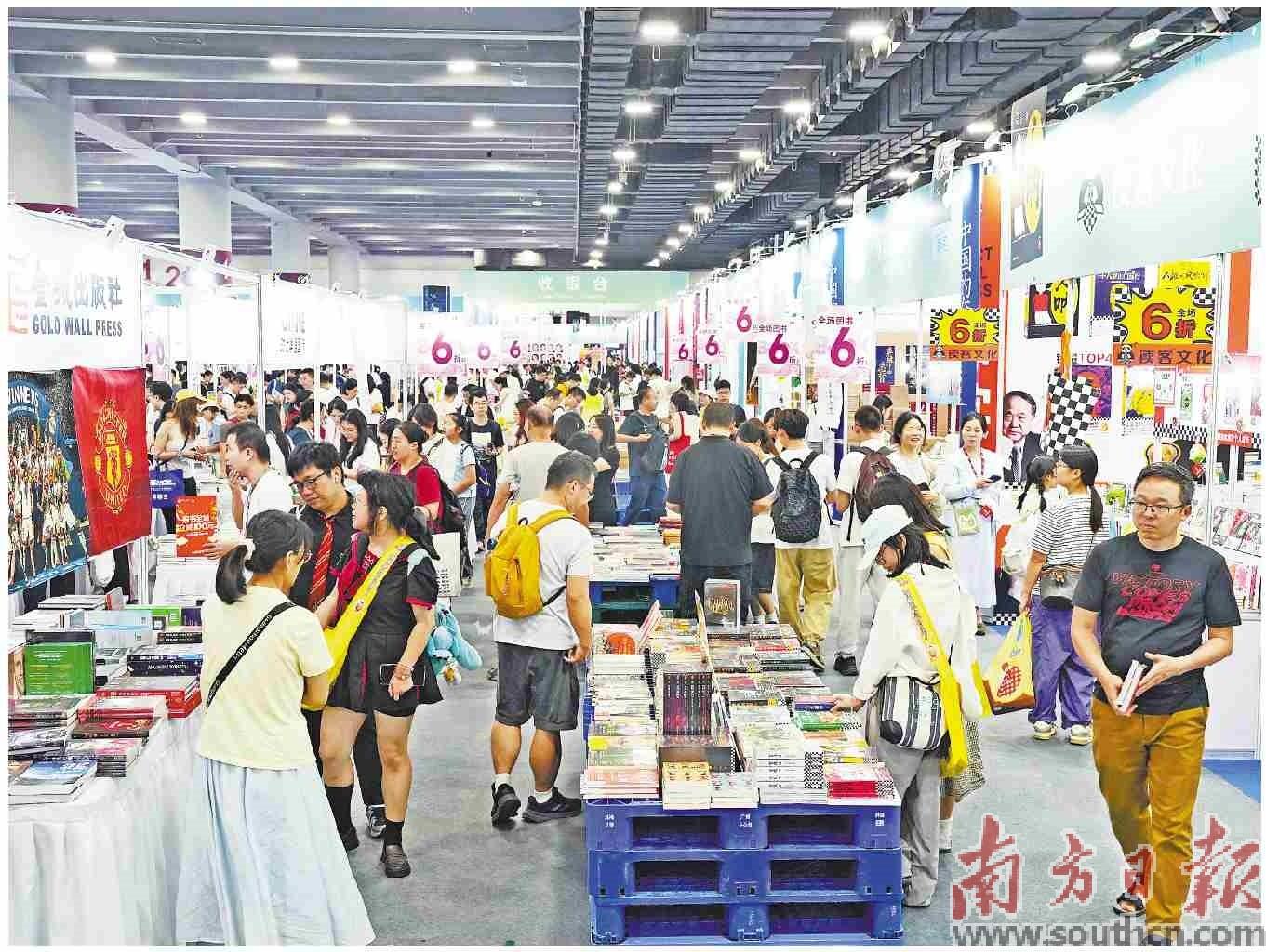 品牌出版馆内，知名出版社展位长廊迎来络绎不绝的读者。