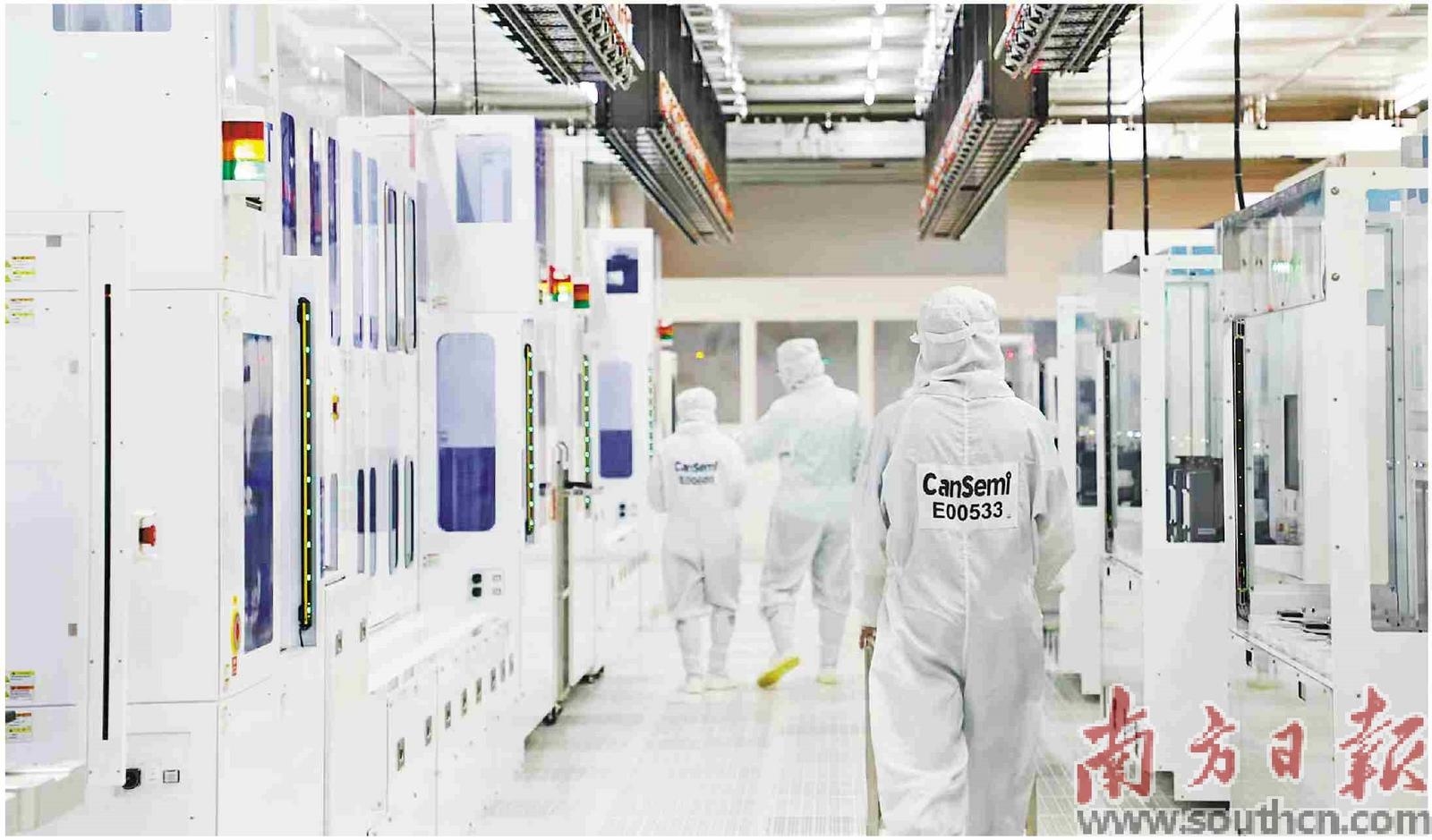  工程师走在粤芯洁净室内。受访单位供图