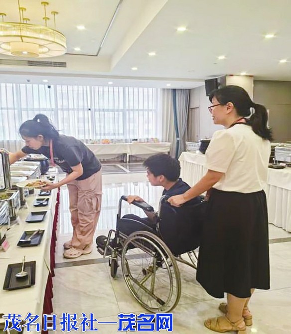 酒店黨員志願者幫助肢體殘疾人取餐。