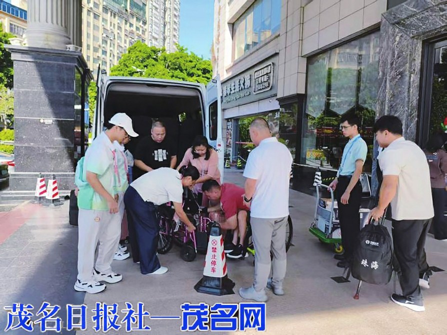 駐點接待黨員協助肢體殘疾人登車。