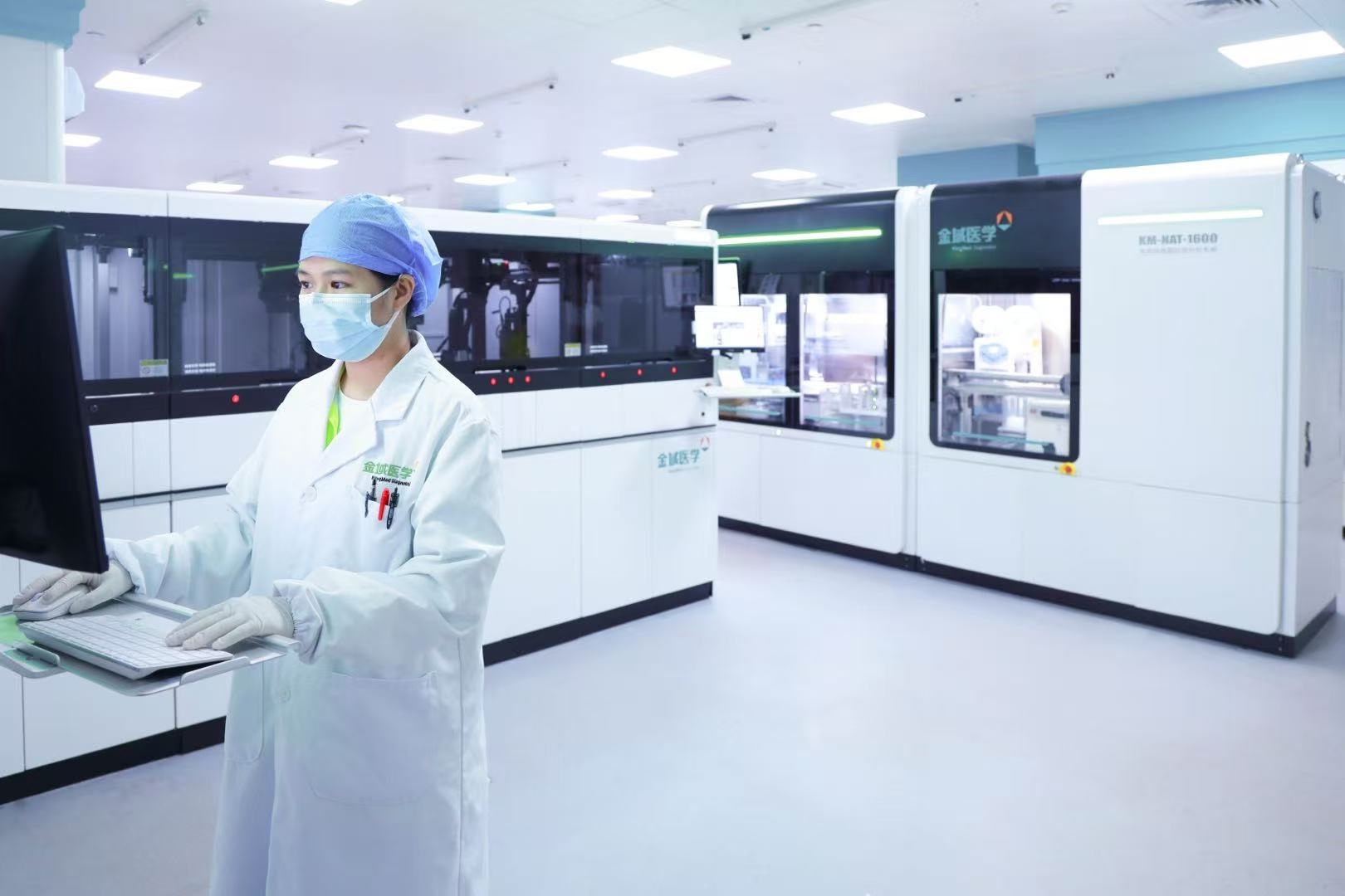 金域医学实验室人员在操作AI系统