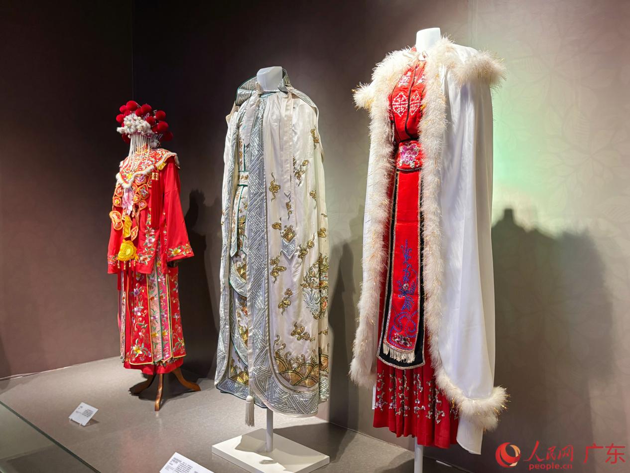 多套粤剧戏服陈列展出，繁复纹样承载岭南戏曲服饰美学。人民网 李舜摄