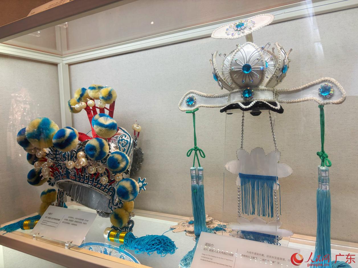 展厅展出粤剧精美盔头戏帽，展现粤剧戏服道具的传统手工技艺。人民网 李舜摄
