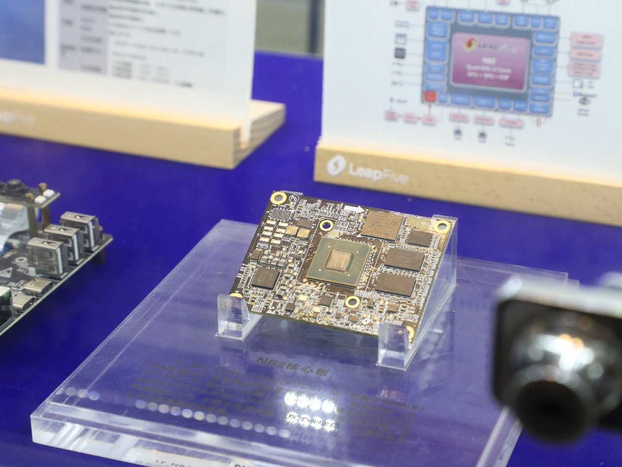 RISC-V具有开放、可扩展等特点，为自主设计处理器、针对人工智能等不同场景优化计算能力提供了更大空间。图为跃昉科技自主设计的一款RISC-V架构芯片。人民网 杨健楠摄