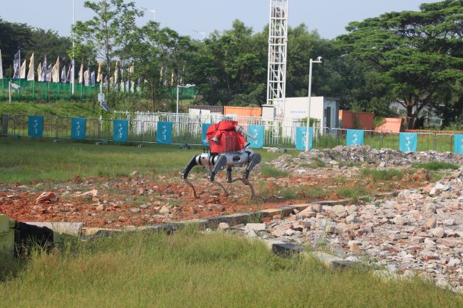 一台機器人正在災后山地物資投送賽場上執行復雜路面負重行進任務。人民網 楊健楠攝