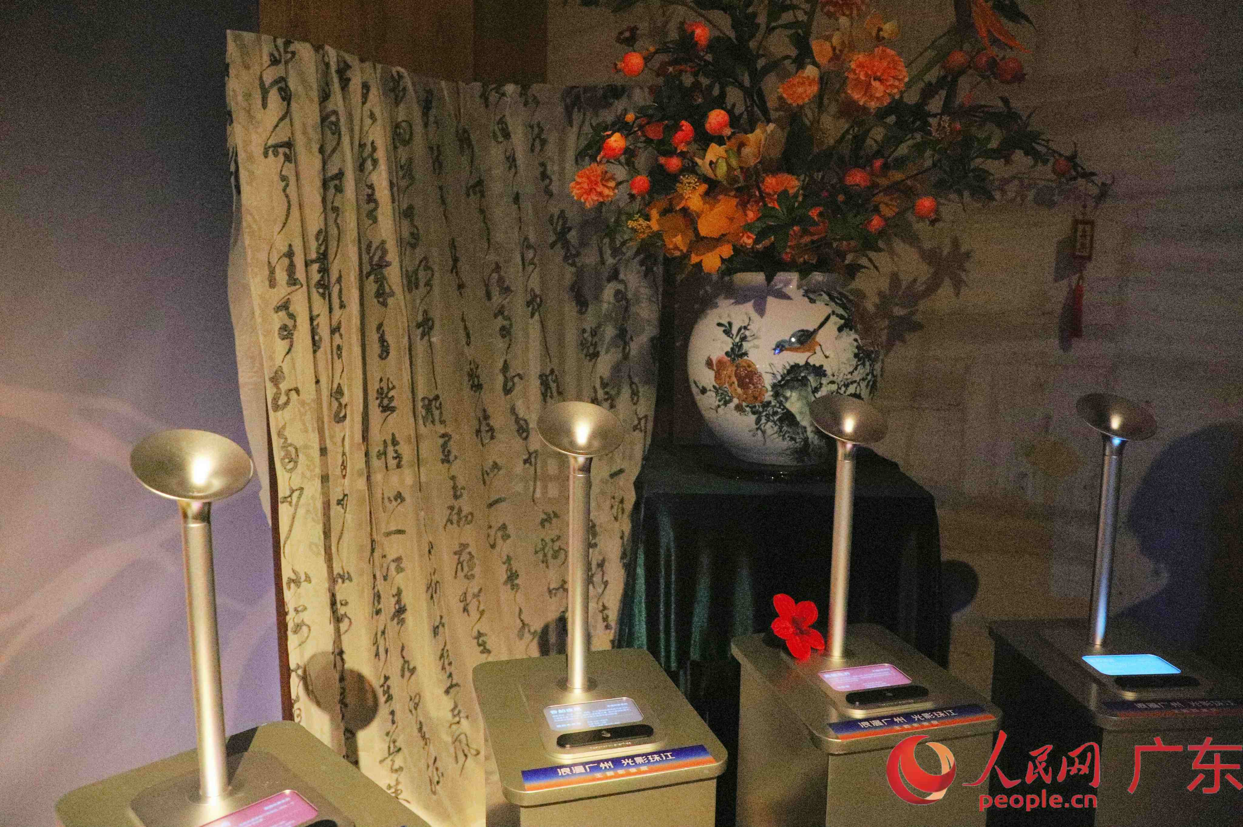 展厅中的“闻香识广州”互动装置。按下按键后，具有广州风味的香气从装置中飘出。人民网 杨健楠摄