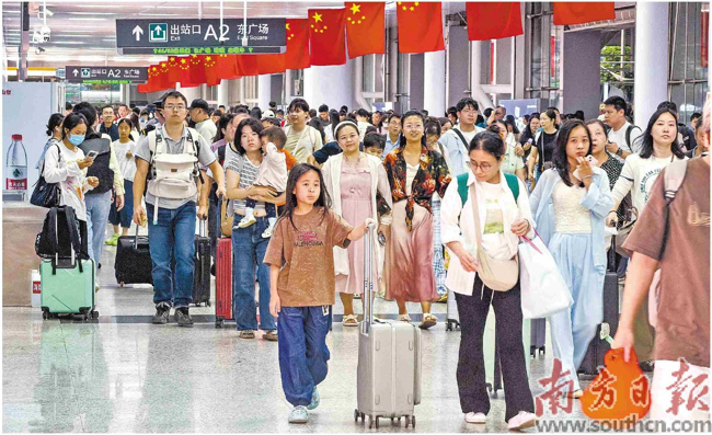 10月6日，返程旅客有序走出深圳北站。南方日報記者 朱洪波攝