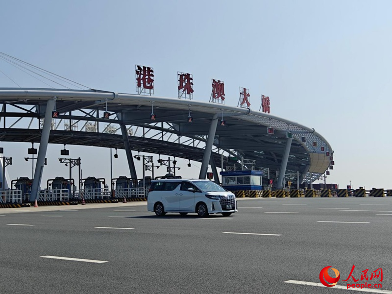 港珠澳大橋，來自香港的車輛入境前往廣東。人民網記者 王雅蝶攝