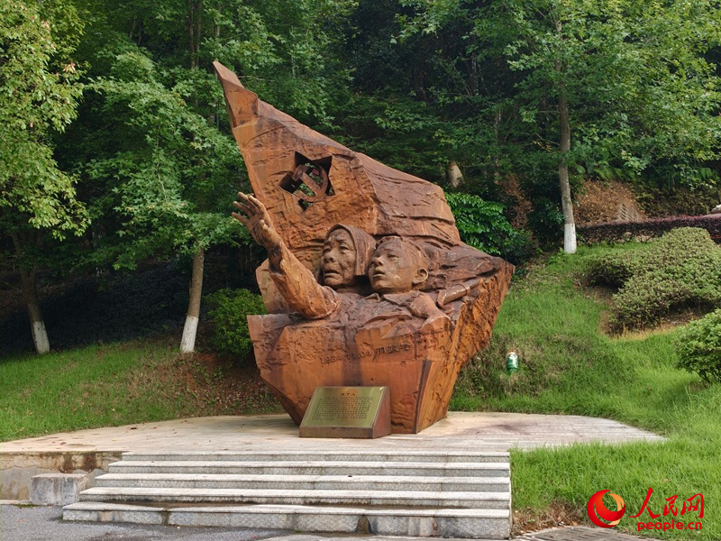 銅鼓嶺紅軍烈士紀念園的“天下人”雕塑。人民網記者 王雅蝶攝