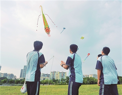 纸鸢飞舞迎重阳