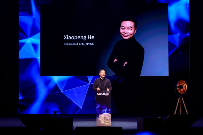 小鹏集团董事长兼CEO何小鹏在巴黎汽车峰会发表重要演讲。小鹏汽车供图