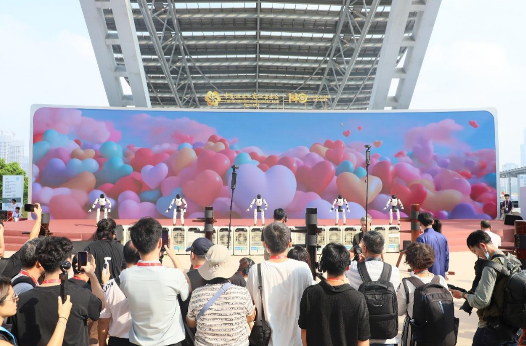 10月15日，第140届广交会露天展演舞台上，五台人形机器人带来集体舞蹈表演。人民网 杨健楠摄