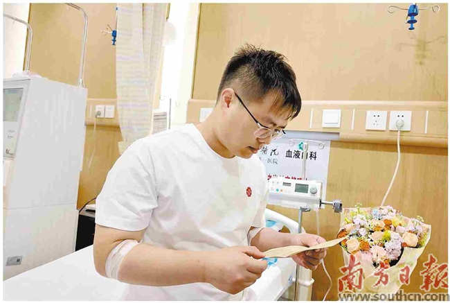 周正中正在閱讀受捐患者女兒手寫的感謝信。受訪者供圖