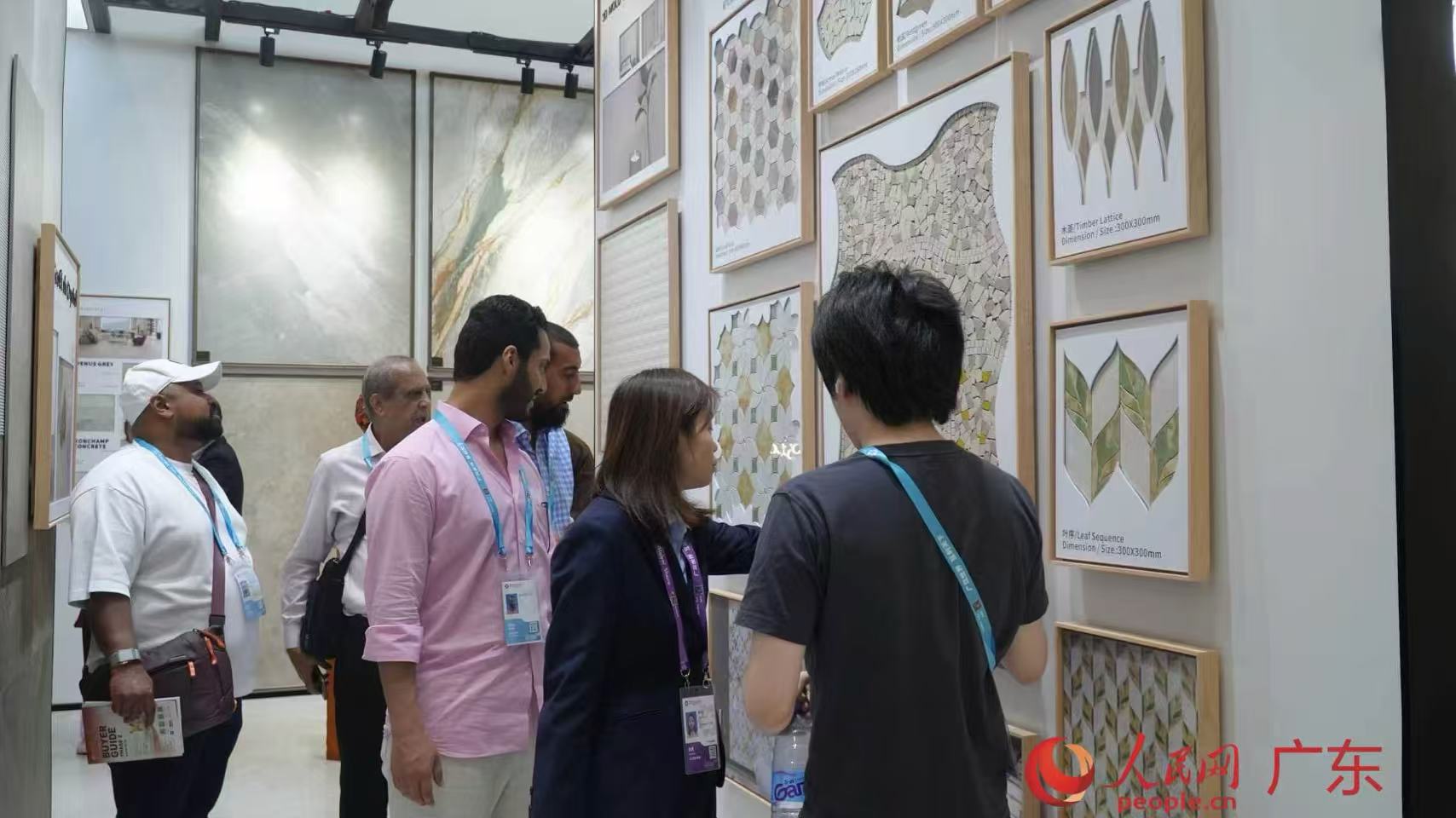 建材展區，境外客商了解瓷嵌建材展品，感受國家級非遺潮汕嵌瓷工藝與現代技術的融合創新。人民網 李舜攝