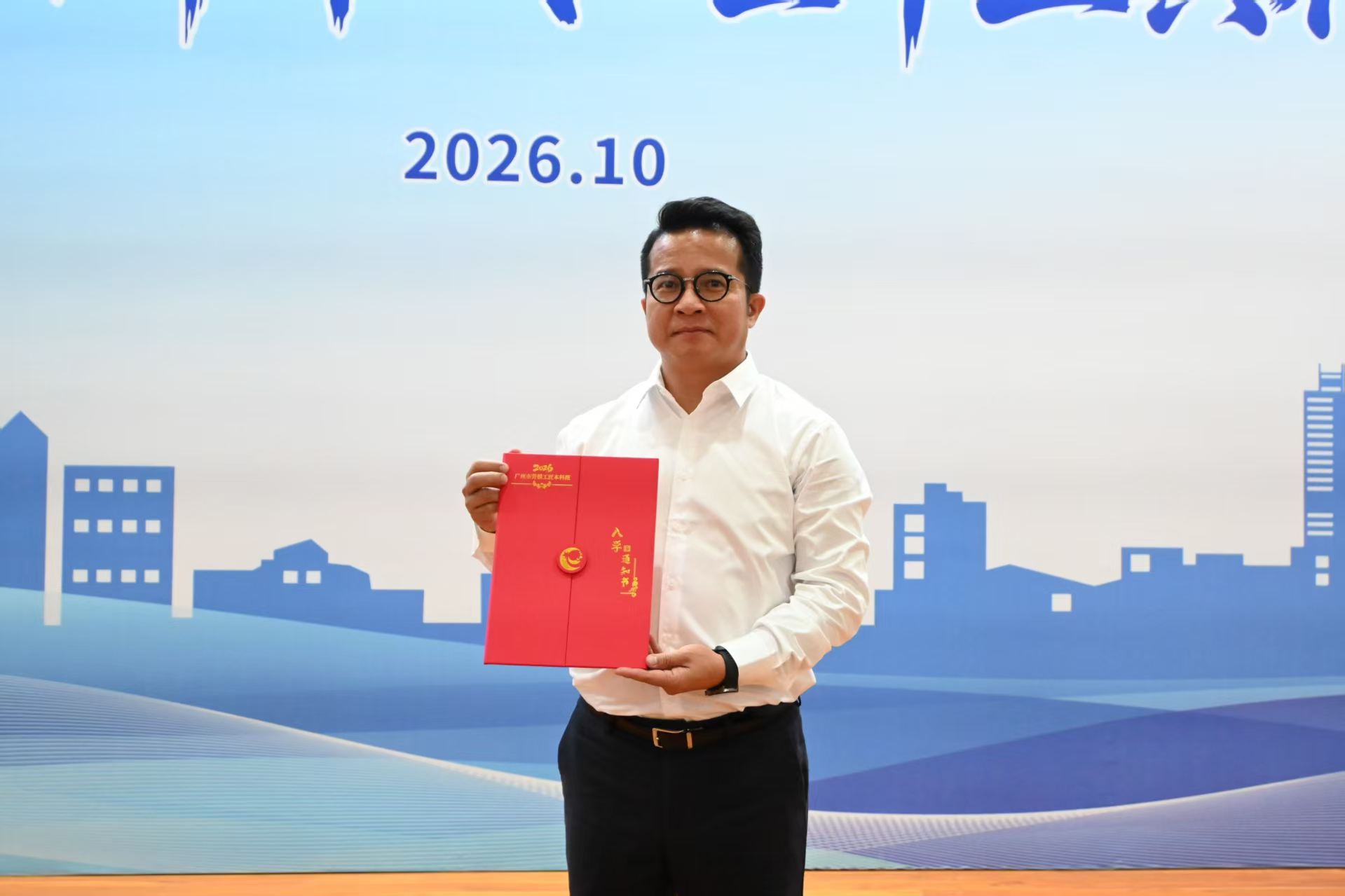 陈国坚报读的是健康服务与管理专业，他希望把健康科普融入乡村服务和农文旅康养产品，让更多村民和游客受益。人民网 李国华摄
